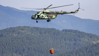 Пожар край Асеновград, военен хеликоптер помага в гасенето