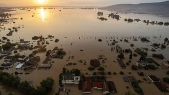 Жертвите в Гърция вече са 15, нивото на реките пада