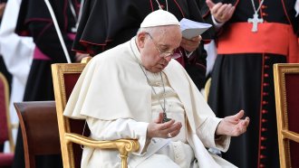 Папата допусна възможността за благословия на еднополовите двойки
