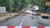 Потопът в Царево погуби двама души, заля улици, отнесе хора, коли и мостове (Обновена)
