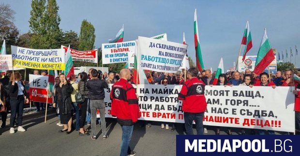 Photo of Les travailleurs de l’entreprise « Lukoil Naftohim » ont fermé la route menant à Sofia