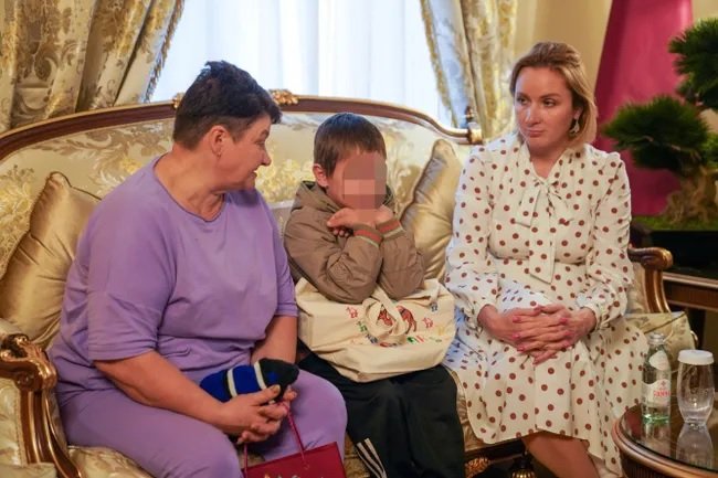 Седемгодишно момче, което стана първото украинско дете, върнато в родината си с посредничеството на Катар.