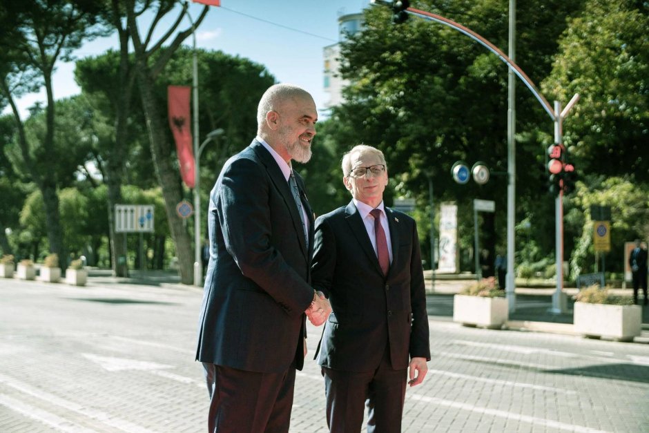 Денков коментира темата с акциза за руския газ в Тирана, където е на среща на Берлинския процес, сн. МС