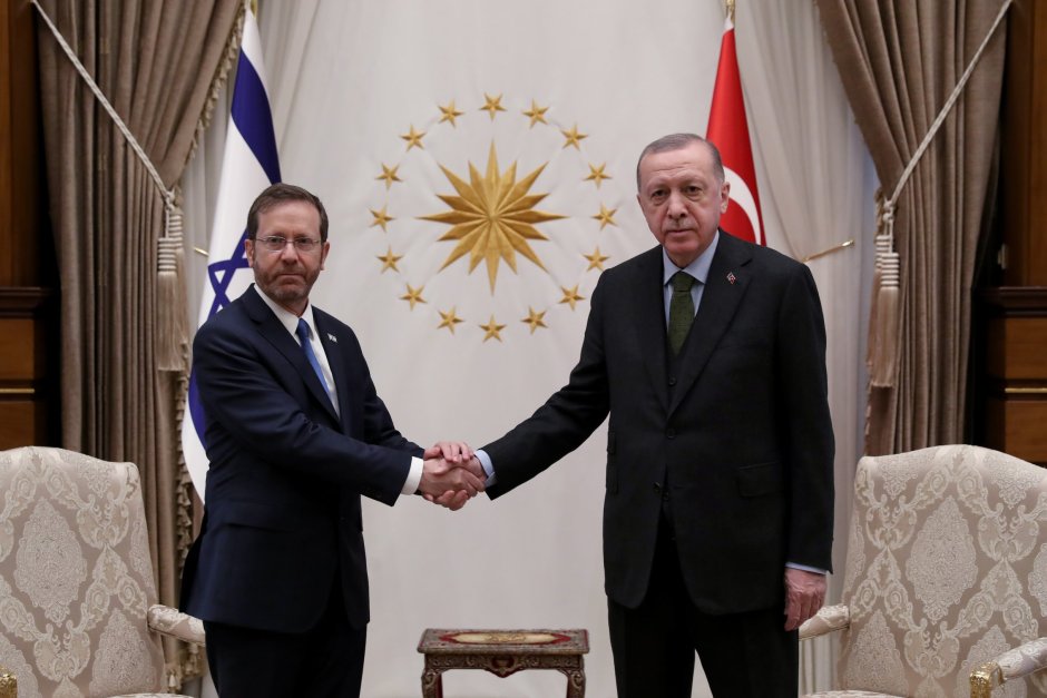 Турският президент Реджеп Ердоган (вдясно) се ръкува с израелския президент Исак Херцог (вляво) на срещата им в Анкара на 9 март 2022 г. Херцог е първият израелски президент, който посети Турция от 2007 г. насам. Сн. ЕПА/БГНЕС