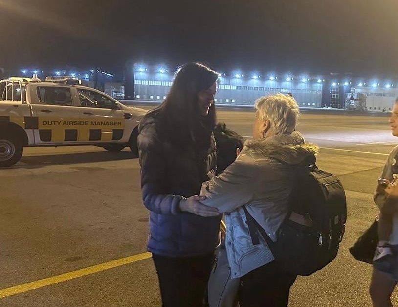 Външният министър Мария Габриел посрещна на летище "София" българите, пристигнали от Израел Сн.МВнР
