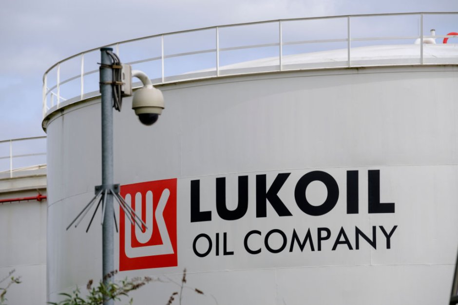 Дъщерното търговско дружество на "Лукойл" - "Литаско", отрече да продава "Нефтохим", сн. GettyImages