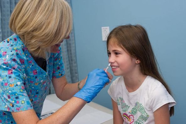 Имунизацията с Fluenza Tetra се извършва чрез впръскване в носа и се препоръчва за деца на възраст от 2 до 18 г.