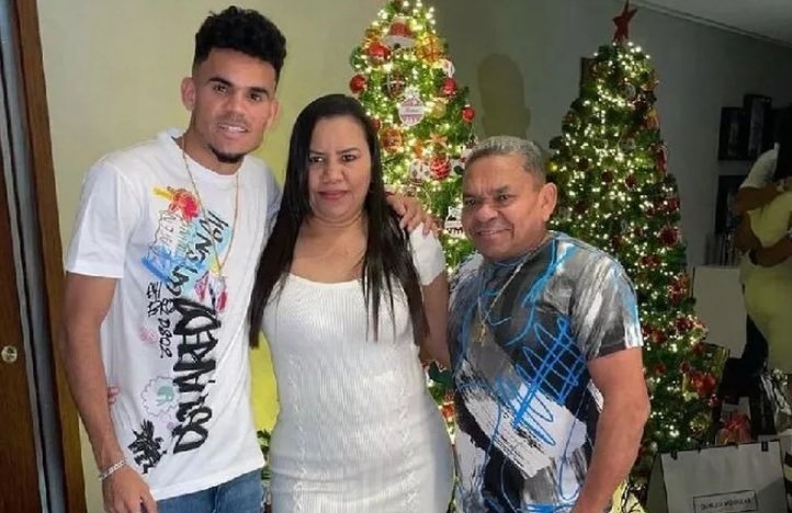 Футболистът заедно с неговите родители. Снимката е от профила му в Instagram.