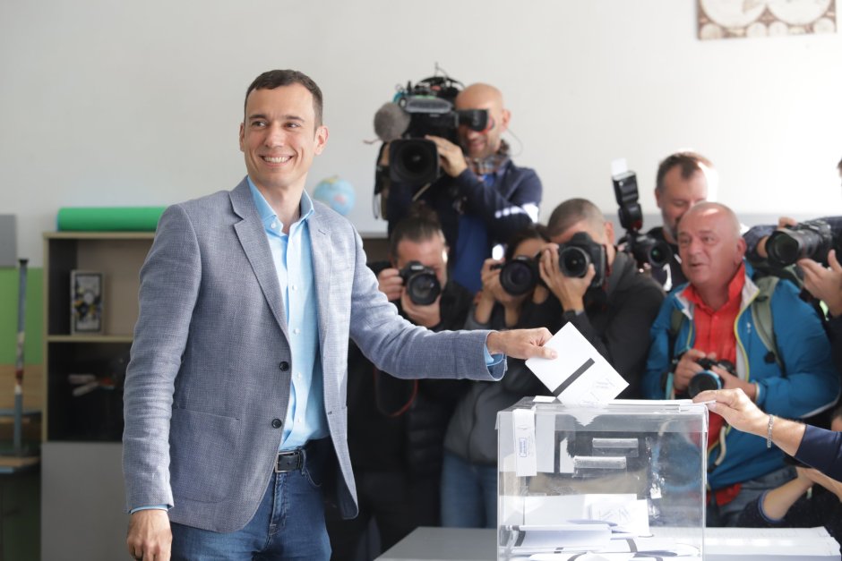Кандидатът на Продължаваме промяната и Демократична България Васил Терзиев гласува в столичното 118-то училище. Сн. БГНЕС