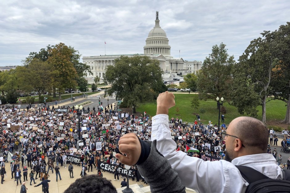 Активисти от групата "Еврейски глас за мир" протестират недалеч от Капитолия във Вашингтон Сн. ЕПА/БГНЕС