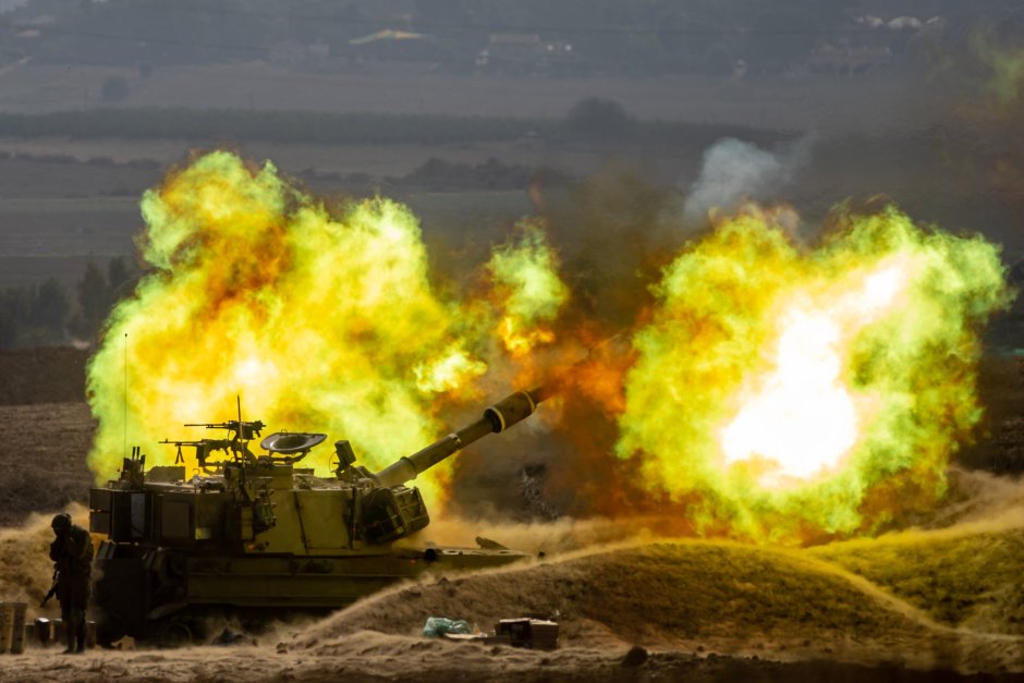 Израелска артилерия обстрелва район по границата с Газа, Южен Израел, след като ислямисткото движение "Хамас" започна атака срещу Израел от ивицата Газа на 07 октомври. Снимка: ЕПА/БГНЕС