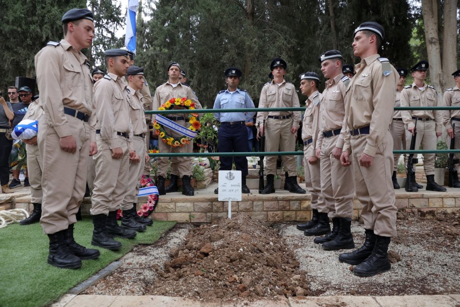 Войници на гроба на израелския войник Ювал Бен Яков, загинал по време на битките с Хамас на границата с ивицата Газа, по време на погребението му в кибуца Кфар Менахем, Южен Израел, 9 октомври, Сн. ЕПА/БГНЕС