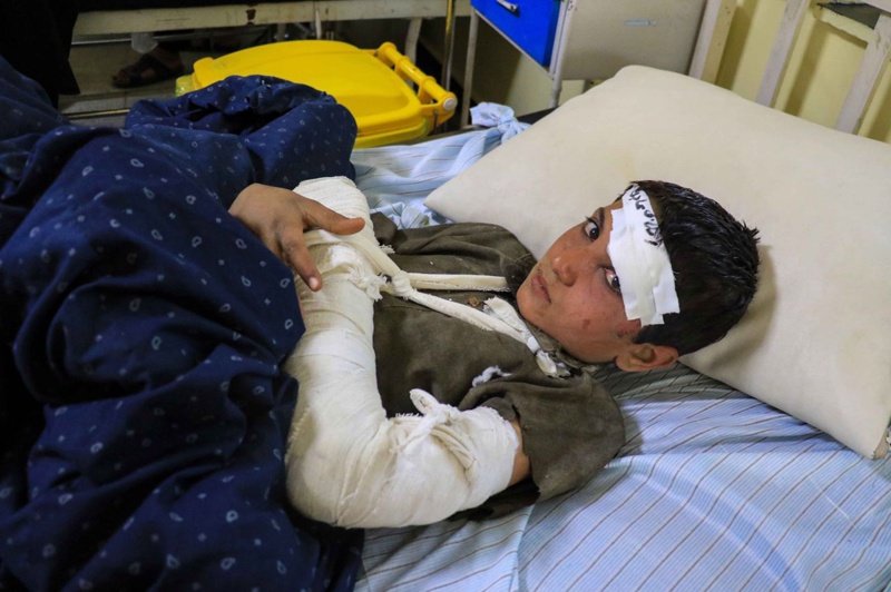 Само в регионалната болница в Херат са приети над 550 ранени, включително близо 230 непълнолетни деца.