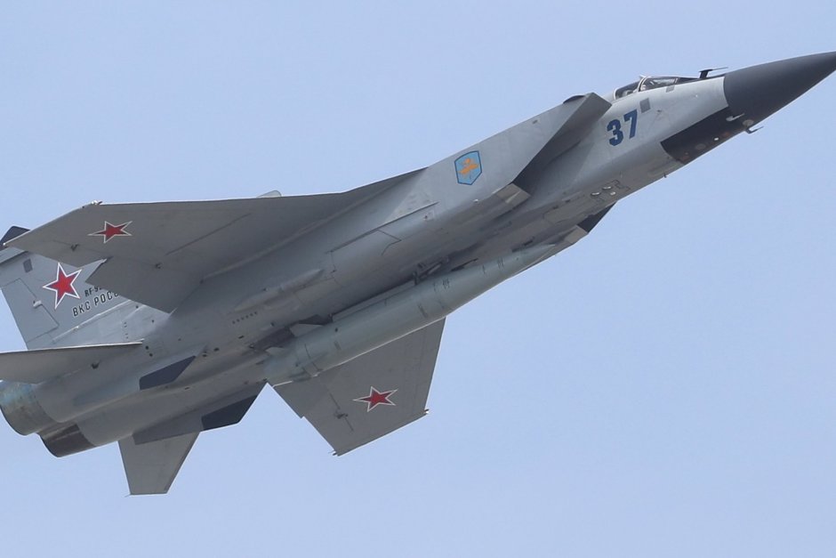 Руски изтребител МиГ - 31, въоръжен с ракети "Кинжал", сн. ЕПА/БГНЕС 