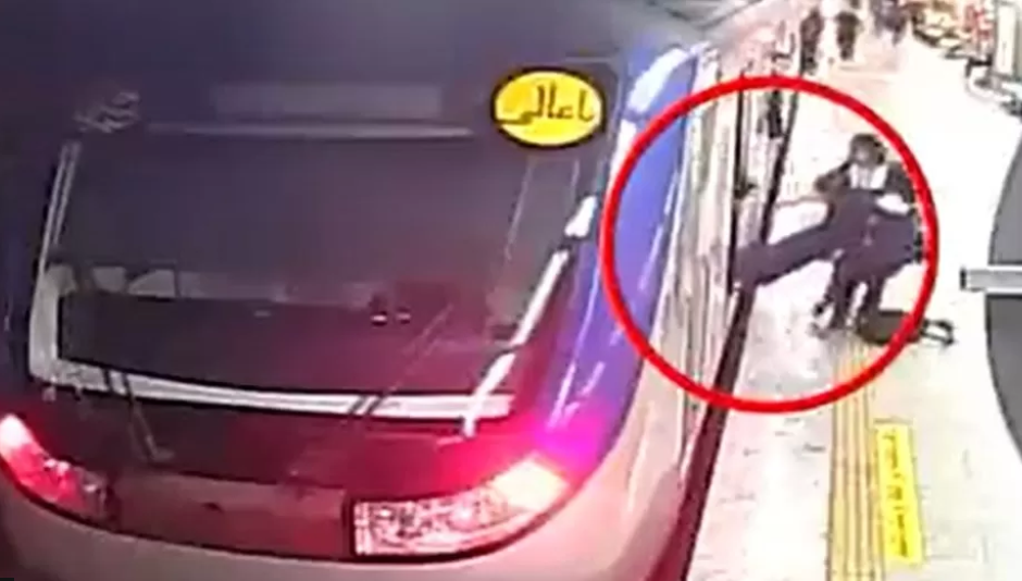 Кадри показват сблъсъка на тийнейджърката с нравствената полиция в метрото, сн. ИРНА