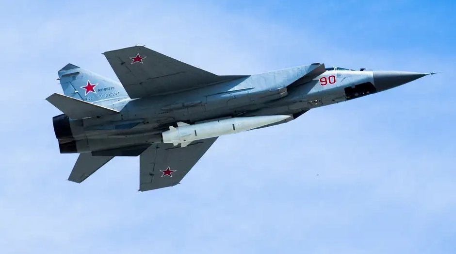 Изтребител МиГ-31 с прикрепена към него ракета "Кинжал"