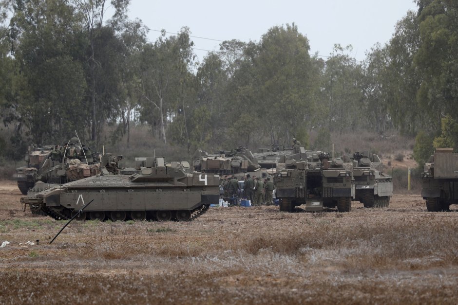 Войски и военни превозни средства на Израел се събират до границата с Газа, близо до Сдерот, Южен Израел на9 октомври, Сн. ЕПА/БГНЕС