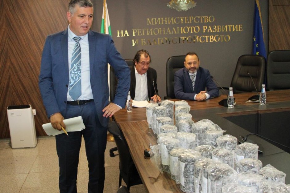 Министърът на регионалното развитие Андрей Цеков показва взетите ядки от пътищата Сн.МРРБ