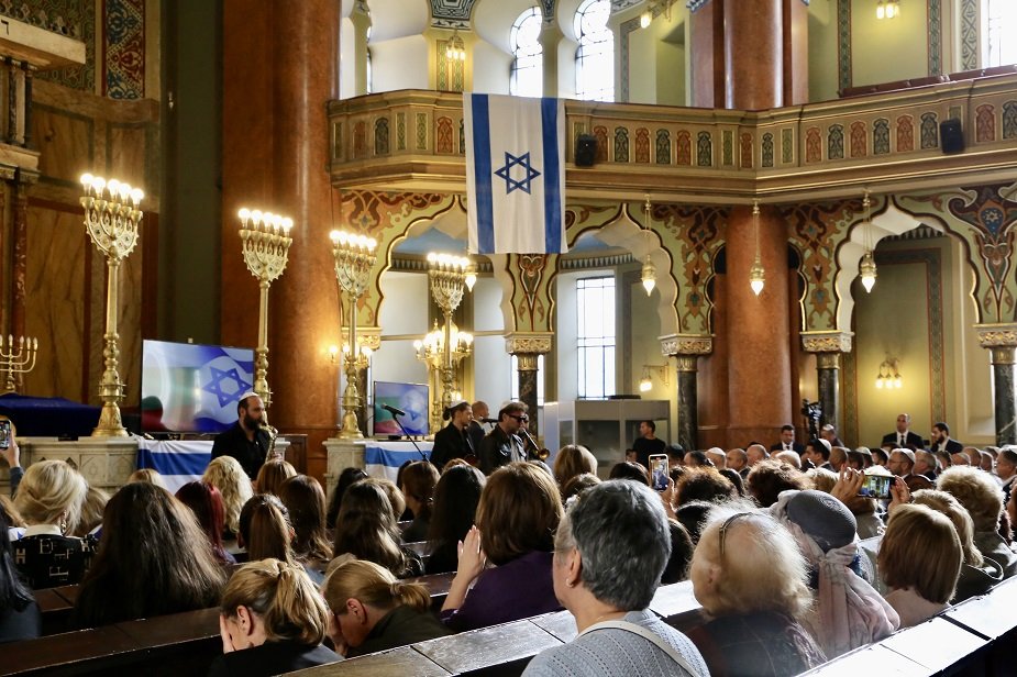 На молитвата за мир в централната софийска синагога присъстваха президентът Румен Радев, председателят на НС Росен Желязков, външният министър Мария Габриел, кметът на София Йорданка Фандъкова. Снимка: БГНЕС