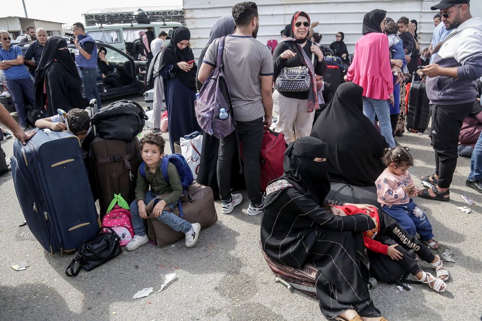 Бежанци от Газа, снимка ЕПА/БГНЕС