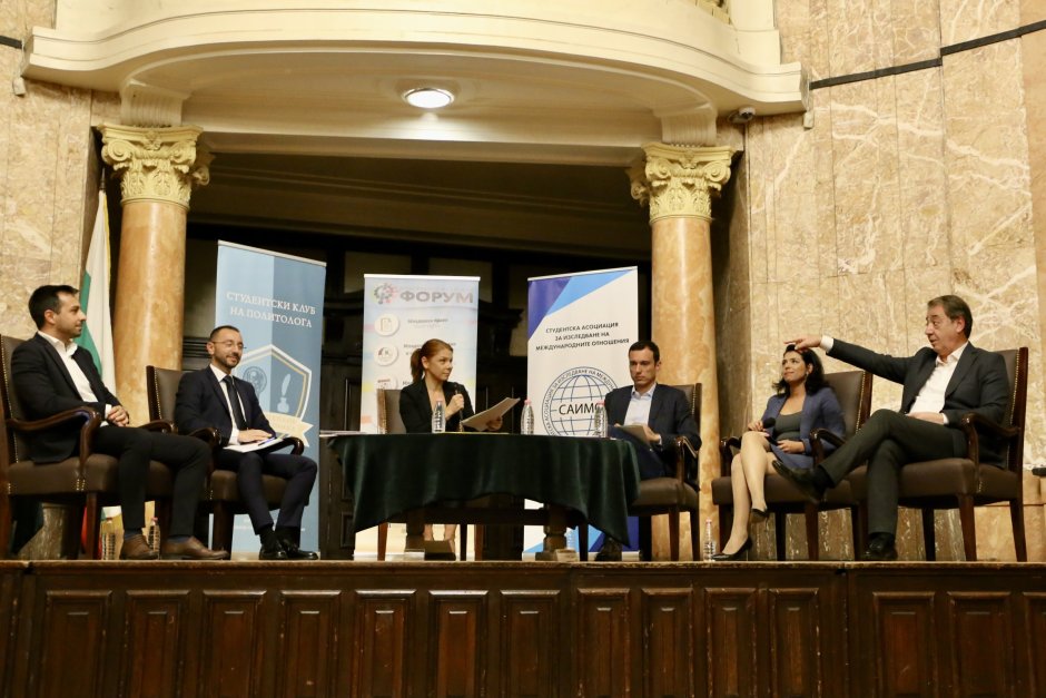 Основните кандидати за кмет на София по време на дебата в Аулата на Софийския университет, сн. ЕПА/БГНЕС
