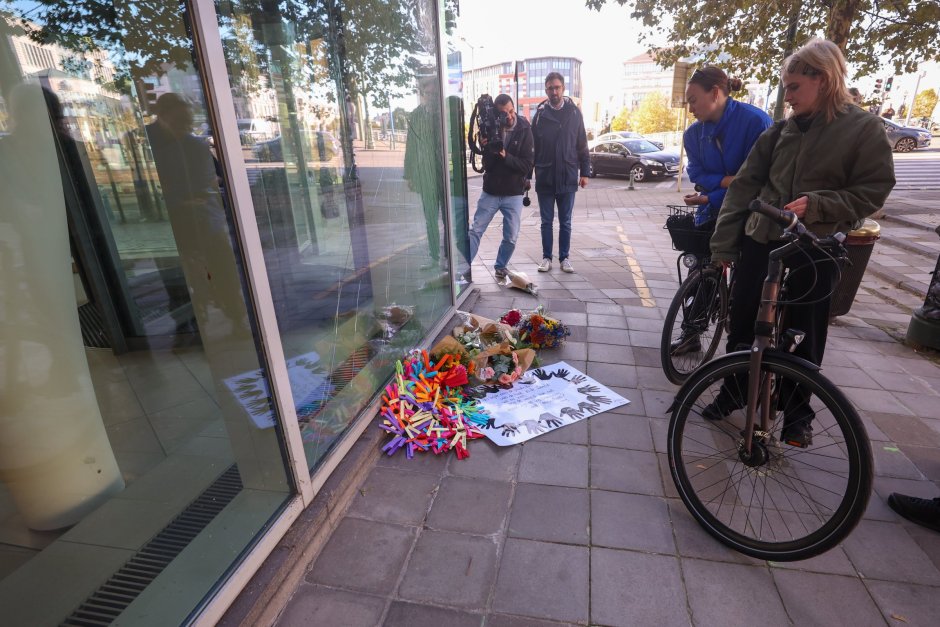 Цветя са поставени пред банковия клон, където двама футболни привърженици от Швеция бяха застреляни при терористична атака в Брюксел, Белгия, 17 октомври 2023 г. Нападателят е бил прострелян от полицията по време на операция и е починал, съобщи белгийската полиция. Снимка:ЕПА/БГНЕС