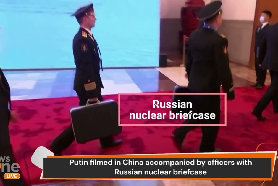 Видео от визитата на Путин в Пекин показва ядрения му куфар