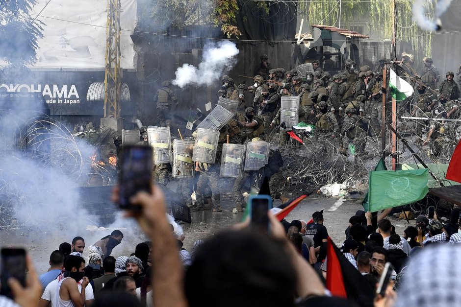 Протестиращи се сблъскват със силите за сигурност пред посолството на САЩ по време на протест след удар в болница в ивицата Газа, в Бейрут, Ливан, 18 октомври, Сн. ЕПА/БГНЕС