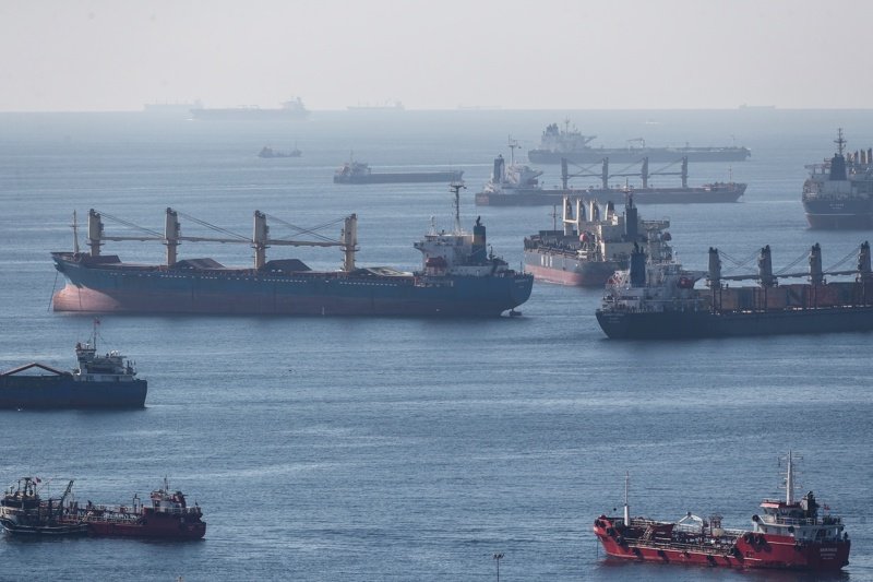 Кораби натоварени със зърно напускат украенско пристанище в Черно море Сн. ЕПА/БГНЕС