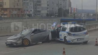 Дрогиран шофьор блъсна патрулка във Варна