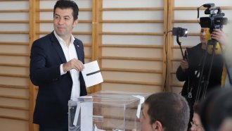 Кирил Петков: Гласувайте като машини, въпреки че използвате хартия