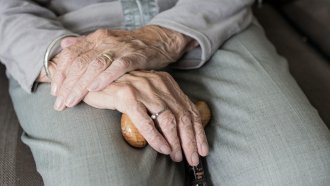 Все повече възрастни хора са изоставяни в болници