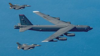 Китайски изтребител е минал на три метра от американски бомбардировач Б-52