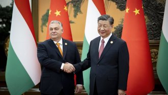 Орбан демонстрира в Пекин добри отношения с Русия и Китай