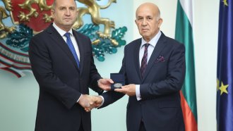Радев награди бившия вицепрезидент на "Мултигруп" Стоян Денчев
