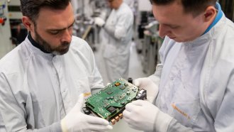 Слаби продажби на електромобили отлагат избора за четвърти завод за батерии на "Фалксваген"