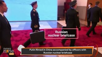 Видео от визитата на Путин в Пекин показва ядрения му куфар