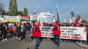 Работници в "Лукойл Нефтохим" блокираха пътя за София