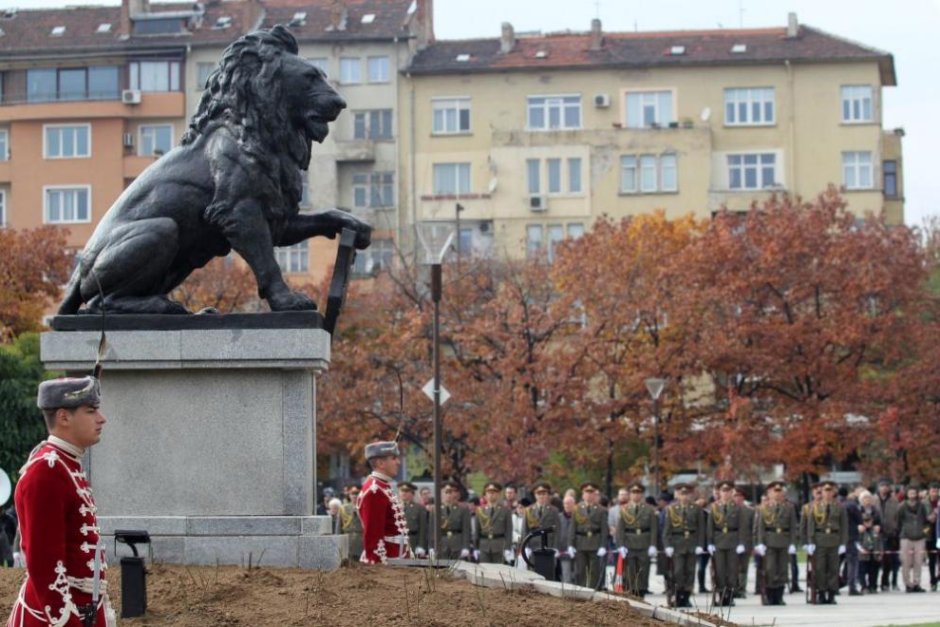 Лъвът от Войнишкия мемориал беше върнат край НДК през 2017 г. Сн. БГНЕС, архив