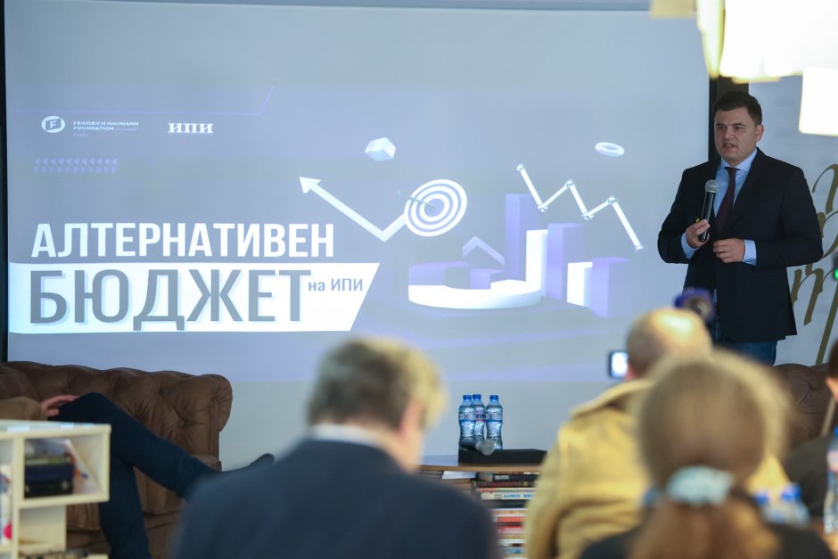 Лъчезар Богданов говори при представянето на Алтернативния бюджет на ИПИ, Сн. БГНЕС