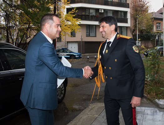 Вътрешният министър Калин Стоянов поздравява шефа на СДВР Любомир Николов в главен комисар Сн. Пресцентър на МВР