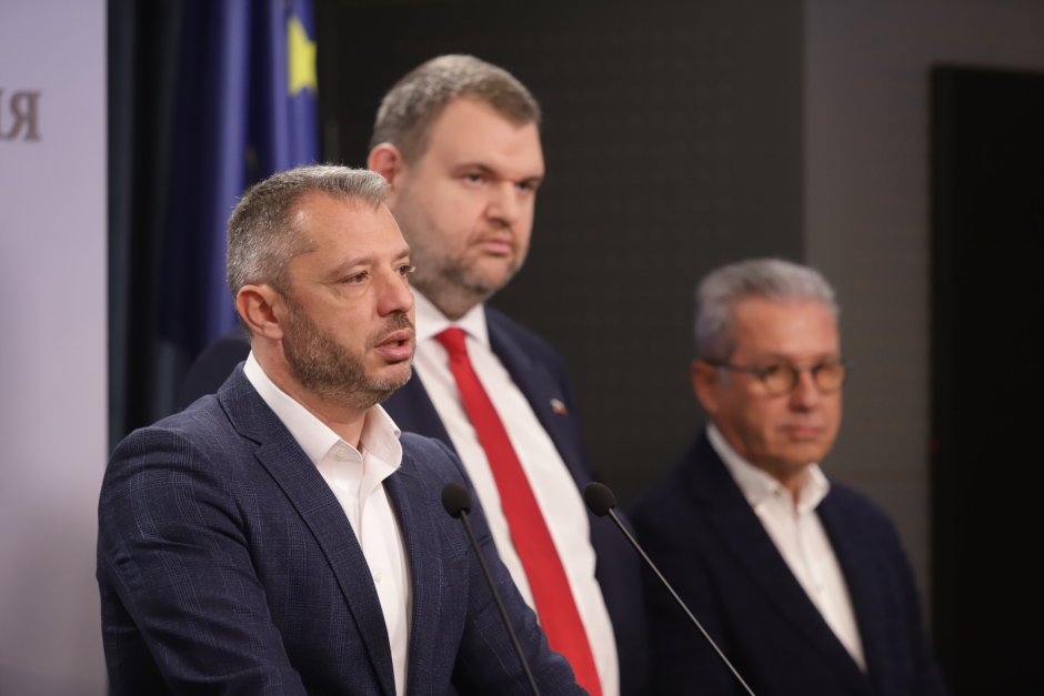 Делян Добрев, Делян Пеевски и Йордан Цонев (отляво на дясно) искат спиране на вноса на руски нефт в България Сн. БГНЕС