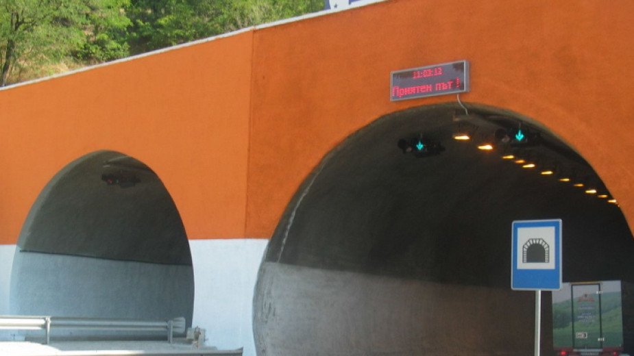 През последните години осветлението в едната тръба на тунел "Дупница" не работи и често стават катастрофи Сн. БНР