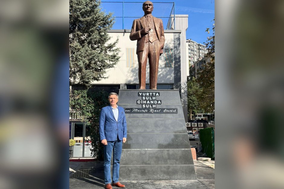 След оставката Карадайъ се показа пред паметник на Ататюрк