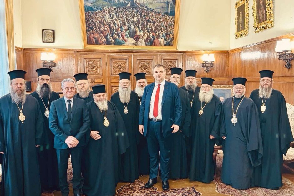 Делян Пеевски и Йордан Цонев се срещнаха с митрополитите от Светия синод на Българската православна църква. Снимка: БГНЕС