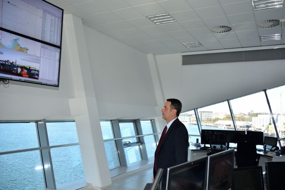 Министърът на транспорта Георги Гвоздейков проверява как работи новата електронна система в пристанище Бургас Сн.МТС