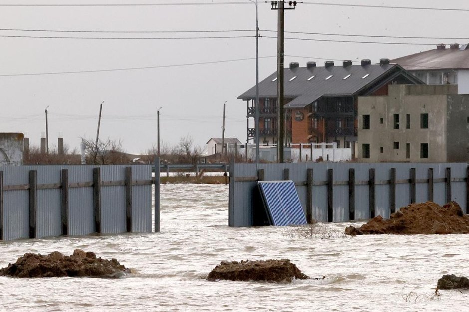 Почти половин милион души остават без ток в Крим след буря в Черно море