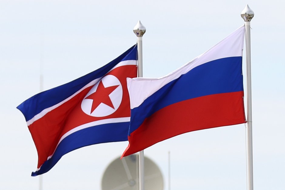 Знамената на Русия и Северна Корея, Снимка: ЕПА/БГНЕС