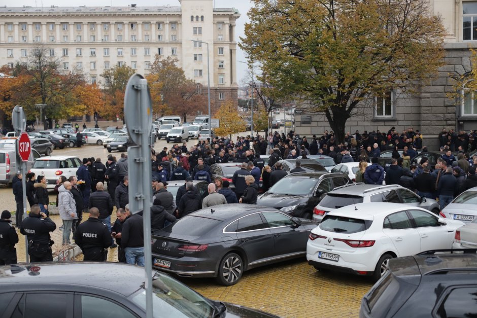 Полицейският протест преди изслушването. Снимка: БГНЕС