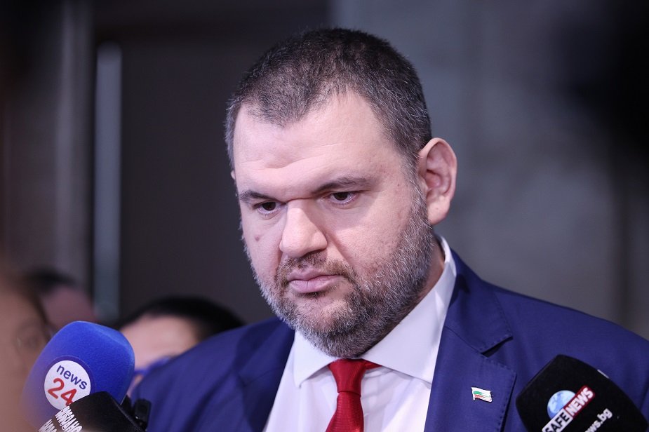 Структурите на ДПС вече ударно издигат Пеевски за лидер на партията